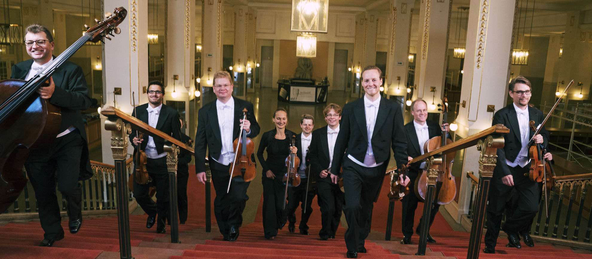 Wiener Streichersolisten auf Steigen im Wiener Konzerthaus